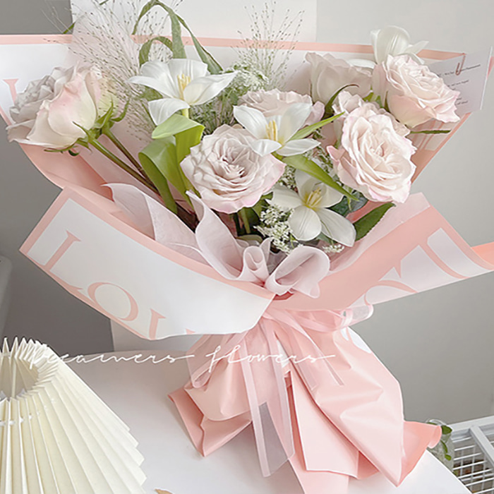 Kytice tlustý balicí papír s uměleckými slovy
